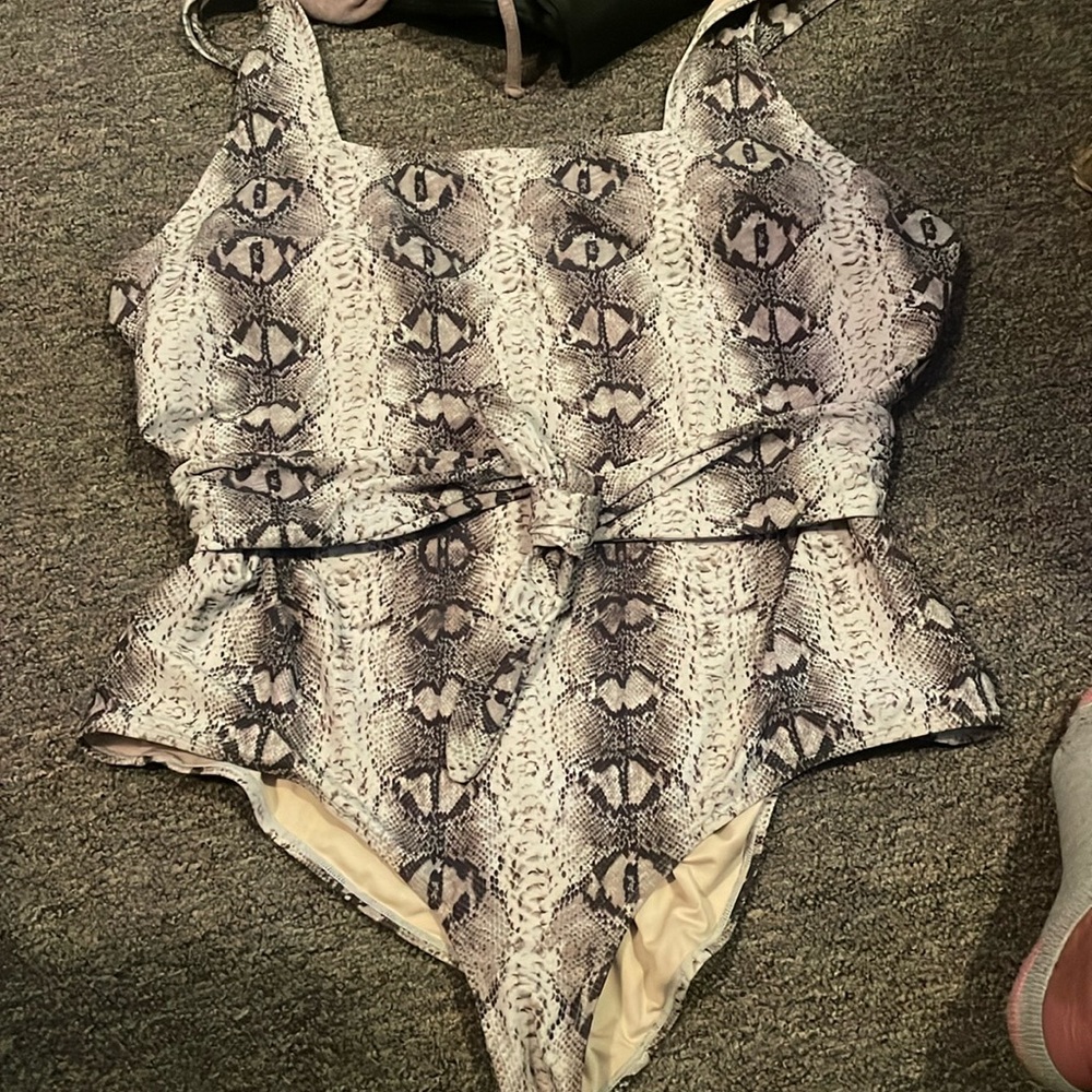 NWOT Snakeskin print swimsuit 3x